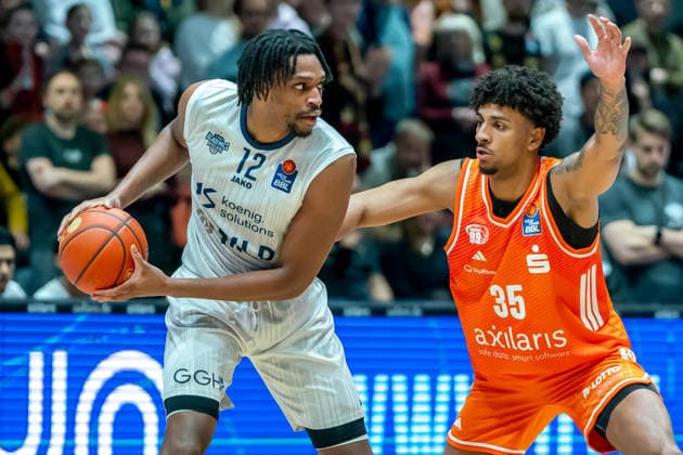 Chemnitz, Deutschland 18. Februar 2026: 1.BBL - 2025 2026 - Niners Chemnitz vs. MLP Academics Heidelberg Im Bild: v. li. im Zweikampf Osun Osunniyi (MLP) und Roman Bedime (99) Copyright: xFotostandx xNachtigallx