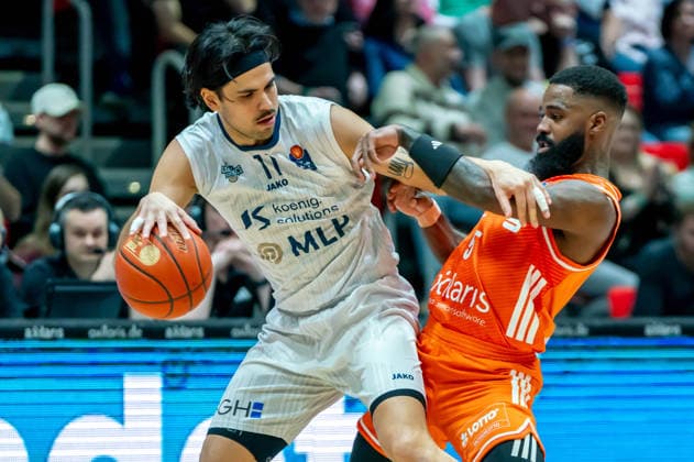 Chemnitz, Deutschland 18. Februar 2026: 1.BBL - 2025 2026 - Niners Chemnitz vs. MLP Academics Heidelberg Im Bild: v. li. im Zweikampf Erol Ersek (MLP) und Corey Davis (99) Copyright: xFotostandx xNachtigallx