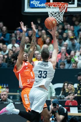 Chemnitz, Deutschland 18. Februar 2026: 1.BBL - 2025 2026 - Niners Chemnitz vs. MLP Academics Heidelberg Im Bild: v. li. im Zweikampf Kevin Yebo (99) und Ryan Mikesell (MLP) Copyright: xFotostandx xNachtigallx