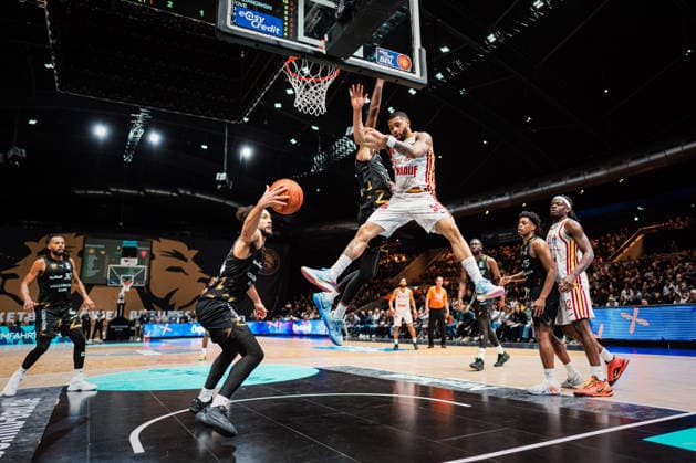 Easycredit BBL: Basketball Braunschweig Löwen - Fitness First Würzburger Baskets, 18.02.26 David Muenkat (Würzburg Baskets, 55) verliert den Ball; Easycredit BBL: Basketball Braunschweig Löwen vs. Fitness First Würzburger Baskets am 18.02.2026 in der Volkswagen Halle, Braunschweig Copyright: xBEAUTIFULxSPORTS Tonhäuserx