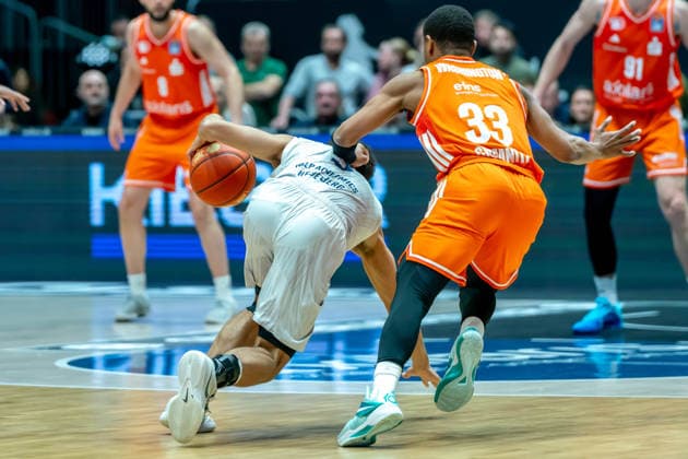 Chemnitz, Deutschland 18. Februar 2026: 1.BBL - 2025 2026 - Niners Chemnitz vs. MLP Academics Heidelberg Im Bild: v. li. im Zweikampf Kevin McClain (MLP) und Eric Washington (99) Copyright: xFotostandx xNachtigallx