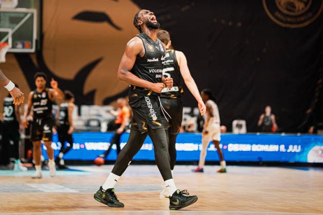 Easycredit BBL: Basketball Braunschweig Löwen - Fitness First Würzburger Baskets, 18.02.26 Oladapo Shittu (Basketball Löwen Braunschweig, 45) jubelt; Easycredit BBL: Basketball Braunschweig Löwen vs. Fitness First Würzburger Baskets am 18.02.2026 in der Volkswagen Halle, Braunschweig Copyright: xBEAUTIFULxSPORTS Tonhäuserx