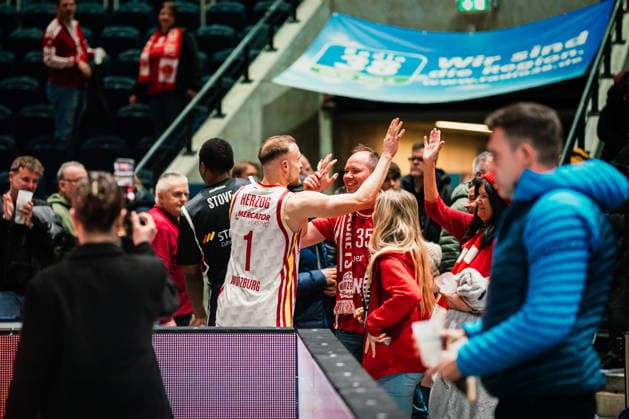 Easycredit BBL: Basketball Braunschweig Löwen - Fitness First Würzburger Baskets, 18.02.26 Fitness First Würzburger Baskets feiert den Sieg und klatscht mit den Fans ab (hier Lukas Herzog (Würzburg Baskets, 1)); Easycredit BBL: Basketball Braunschweig Löwen vs. Fitness First Würzburger Baskets am 18.02.2026 in der Volkswagen Halle, Braunschweig Copyright: xBEAUTIFULxSPORTS Tonhäuserx