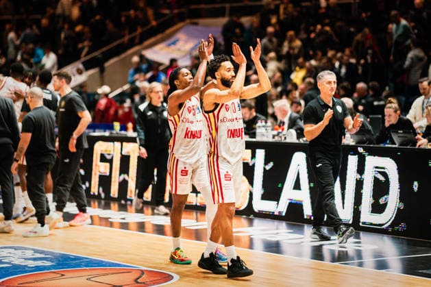 Easycredit BBL: Basketball Braunschweig Löwen - Fitness First Würzburger Baskets, 18.02.26 Fitness First Würzburger Baskets feiert den Sieg und jubelt zu den Fans (hier Davion Mintz (Würzburg Baskets, 10) und Marcus Carr (Würzburg Baskets, 5)); Easycredit BBL: Basketball Braunschweig Löwen vs. Fitness First Würzburger Baskets am 18.02.2026 in der Volkswagen Halle, Braunschweig Copyright: xBEAUTIFULxSPORTS Tonhäuserx