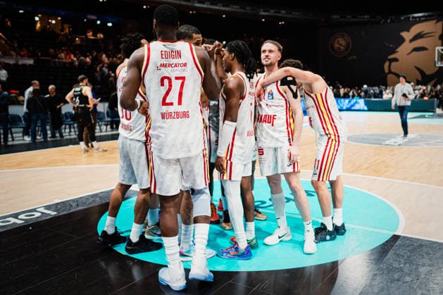 Easycredit BBL: Basketball Braunschweig Löwen - Fitness First Würzburger Baskets, 18.02.26 Fitness First Würzburger Baskets feiert den Sieg; Easycredit BBL: Basketball Braunschweig Löwen vs. Fitness First Würzburger Baskets am 18.02.2026 in der Volkswagen Halle, Braunschweig Copyright: xBEAUTIFULxSPORTS Tonhäuserx