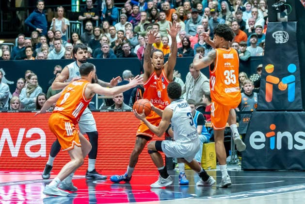 Chemnitz, Deutschland 18. Februar 2026: 1.BBL - 2025 2026 - Niners Chemnitz vs. MLP Academics Heidelberg Im Bild: v. li. im Zweikampf Jordan Schakel (99), Marcel Keßen (MLP) , Kevin Yebo (99), Kevin McClain (MLP) und Roman Bedime (99) Copyright: xFotostandx xNachtigallx