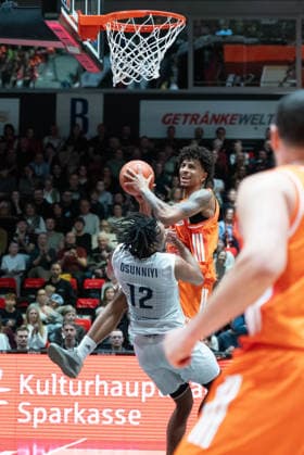 Chemnitz, Deutschland 18. Februar 2026: 1.BBL - 2025 2026 - Niners Chemnitz vs. MLP Academics Heidelberg Im Bild: v. li. im Zweikampf Osun Osunniyi (MLP) und Roman Bedime (99) Copyright: xFotostandx xNachtigallx