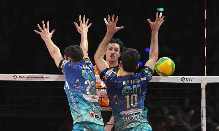Nolan Flexen im Angriff, Federico Crosato, Wassim Ben Tara Zweikampf Spielszene Aktion Volleyball CEV Champions League Herren Saison 2025 2026 18.02.2026 BR Volleys Berlin BRV vs. Sir Sicoma Monini Perugia