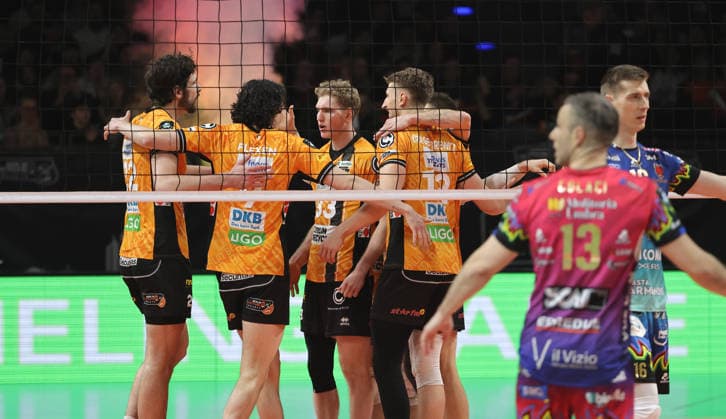BR Volleys bejubeln einen Punktgewinn Volleyball CEV Champions League Herren Saison 2025 2026 18.02.2026 BR Volleys Berlin BRV vs. Sir Sicoma Monini Perugia