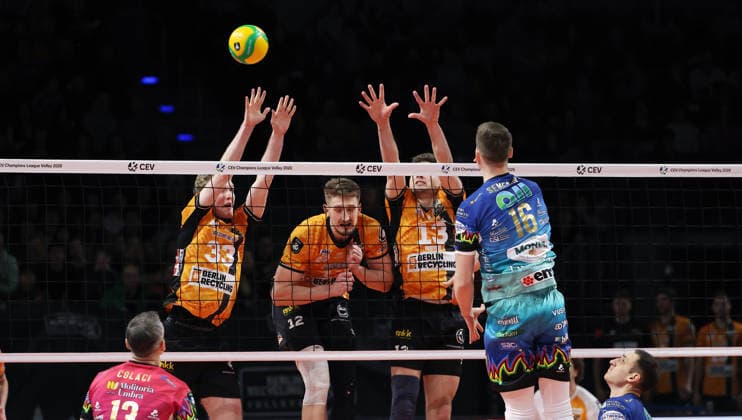 Kamil Semeniuk im Angriff, Fedor Ivanov, Florian Krage Brewitz, Ruben Schott Zweikampf Spielszene Aktion Volleyball CEV Champions League Herren Saison 2025 2026 18.02.2026 BR Volleys Berlin BRV vs. Sir Sicoma Monini Perugia