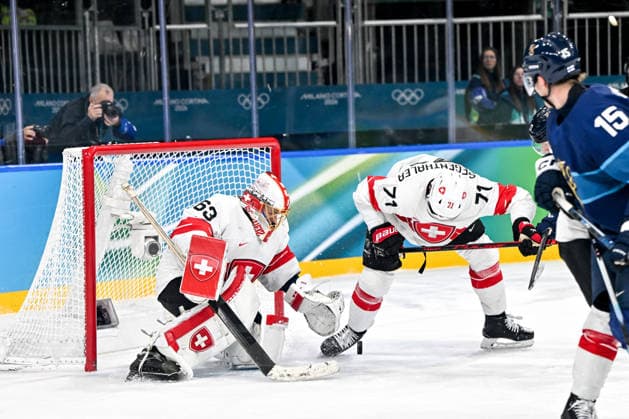 18 02 2026, Milano, Rho Ice hockey, Eishockey Arena, Winter Olympics: Finland - Switzerland (Ice Hockey), goalkeeper Leonardo Genoni of Switzerland makes a save Milano Rho Ice Hockey Arena Lombardy Italy *** 18 02 2026, Milano, Rho Ice Hockey Arena, Winter Olympics Finland Switzerland Ice Hockey , goalkeeper Leonardo Genoni of Switzerland makes a save Milano Rho Ice Hockey Arena Lombardy Italy Copyright: xJustPictures.ch AndreaxBrancax jp-en-AnBr-AB-AAB_652318022026