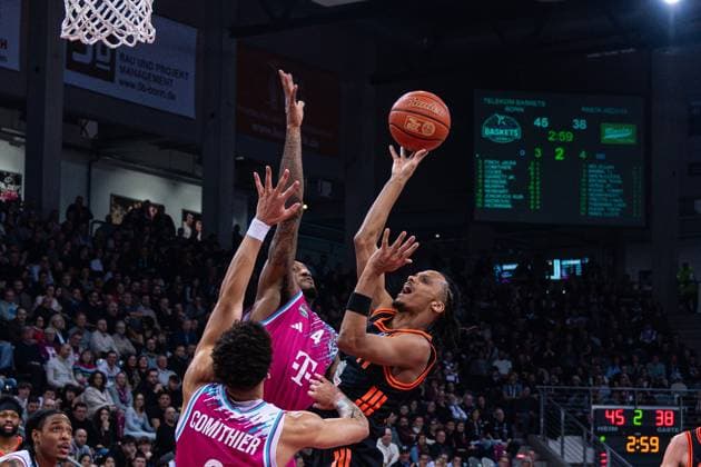 Spielaktion mit Alonzo Verge Jr. (11, Rasta Vechta), Jeff Garrett Jr. (4; Telekom Baskets Bonn), Alijah Comithier (2; Telekom Baskets Bonn) und Lloyd Pandi (41; Rasta Vechta) im Spiel zwischen Telekom Baskets Bonn und RASTA Vechta am 21. Spieltag der EasyCredit BBL in Bonn. Spielaktion mit Alonzo Verge Jr. (11, Rasta Vechta), Jeff Garrett Jr. (4; Telekom Baskets Bonn) und Alijah Comithier (2, Telekom Baskets Bonn)