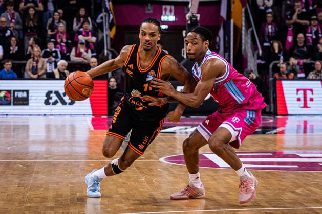 easyCredit Basketball Bundesliga, Telekom Baskets Bonn vs. SC RASTA Vechta, 18.02.2026 Alonzo Verge (RASTA Vechta 11) und Jalen Finch (Telekom Baskets Bonn 0) -- easyCredit Basketball Bundesliga, Telekom Baskets Bonn vs. SC RASTA Vechta, 18.02.2026, Telekom Dome Bonn Copyright: xBEAUTIFULxSPORTS Derixx