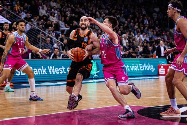 easyCredit Basketball Bundesliga, Telekom Baskets Bonn vs. SC RASTA Vechta, 18.02.2026 Tommy Kuhse (RASTA Vechta 12) gegen ganz Bonn -- easyCredit Basketball Bundesliga, Telekom Baskets Bonn vs. SC RASTA Vechta, 18.02.2026, Telekom Dome Bonn Copyright: xBEAUTIFULxSPORTS Derixx