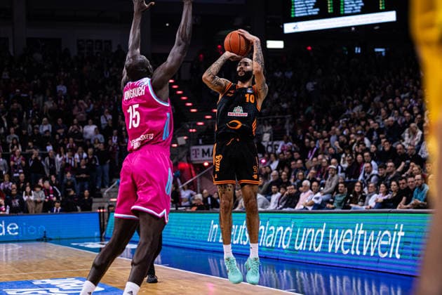 easyCredit Basketball Bundesliga, Telekom Baskets Bonn vs. SC RASTA Vechta, 18.02.2026 Tevin Brown (RASTA Vechta 10) gegen Kur Jongkuch (Telekom Baskets Bonn 15) -- easyCredit Basketball Bundesliga, Telekom Baskets Bonn vs. SC RASTA Vechta, 18.02.2026, Telekom Dome Bonn Copyright: xBEAUTIFULxSPORTS Derixx