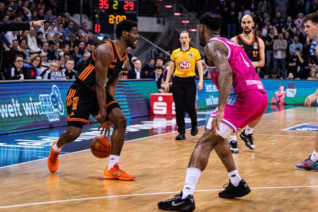 easyCredit Basketball Bundesliga, Telekom Baskets Bonn vs. SC RASTA Vechta, 18.02.2026 TJ Bamba (RASTA Vechta 5) und Jeff Garrett Jr. (Telekom Baskets Bonn 4) -- easyCredit Basketball Bundesliga, Telekom Baskets Bonn vs. SC RASTA Vechta, 18.02.2026, Telekom Dome Bonn Copyright: xBEAUTIFULxSPORTS Derixx