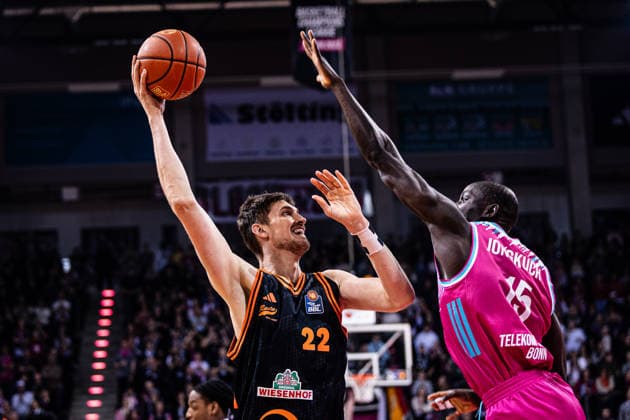 easyCredit Basketball Bundesliga, Telekom Baskets Bonn vs. SC RASTA Vechta, 18.02.2026 Tibor Pleiß (RASTA Vechta 22) gegen Kur Jongkuch (Telekom Baskets Bonn 15) -- easyCredit Basketball Bundesliga, Telekom Baskets Bonn vs. SC RASTA Vechta, 18.02.2026, Telekom Dome Bonn Copyright: xBEAUTIFULxSPORTS Derixx
