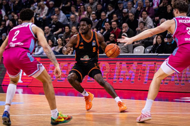 easyCredit Basketball Bundesliga, Telekom Baskets Bonn vs. SC RASTA Vechta, 18.02.2026 TJ Bamba (RASTA Vechta 5) gegen Alijah Comithier (Telekom Baskets Bonn 2) und Patrick Heckmann (Telekom Baskets Bonn 33) -- easyCredit Basketball Bundesliga, Telekom Baskets Bonn vs. SC RASTA Vechta, 18.02.2026, Telekom Dome Bonn Copyright: xBEAUTIFULxSPORTS Derixx