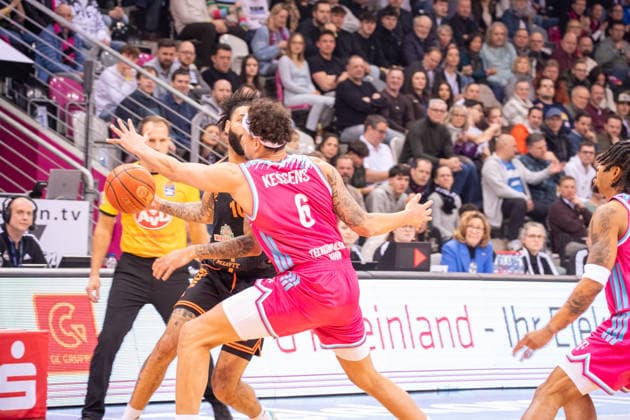 Deutschland: 1. Bundesliga Basketball easyCredit BBL 2025 2026 - Telekom Bonn vs SC RASTA Vechta - 21. Spieltag, 18.02.2026 - Telekom Dome (Bonn): während der Partie Michael Kessens (Telekom Bonn, 6) Copyright: xOrhanxHabashx