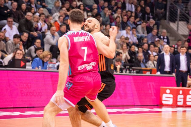 Deutschland: 1. Bundesliga Basketball easyCredit BBL 2025 2026 - Telekom Bonn vs SC RASTA Vechta - 21. Spieltag, 18.02.2026 - Telekom Dome (Bonn): Tommy Kuhse (SC Rasta Vechta, 12) gegen Grayson Murphy (Telekom Bonn, 7) Copyright: xOrhanxHabashx