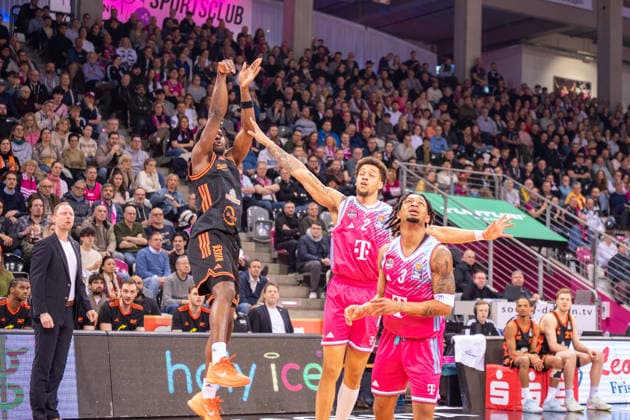 Deutschland: 1. Bundesliga Basketball easyCredit BBL 2025 2026 - Telekom Bonn vs SC RASTA Vechta - 21. Spieltag, 18.02.2026 - Telekom Dome (Bonn): beim Jumpshot Djairo Bernardina (SC Rasta Vechta, 5) Alijah Comithier (Telekom Bonn, 2) Zachery Cooks (Telekom Bonn, 3) Copyright: xOrhanxHabashx