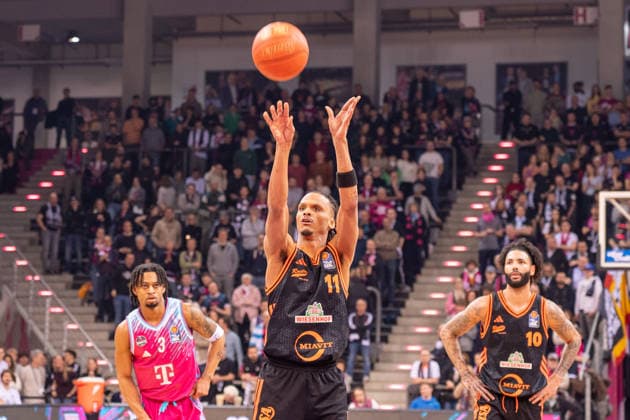 Deutschland: 1. Bundesliga Basketball easyCredit BBL 2025 2026 - Telekom Bonn vs SC RASTA Vechta - 21. Spieltag, 18.02.2026 - Telekom Dome (Bonn): beim Wurf Louis Sutor (SC Rasta Vechta, 11) Copyright: xOrhanxHabashx