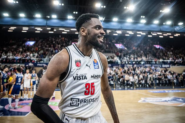 Rostock, Deutschland 18. Februar 2026: 1.BBL - 2025 2026 - Rostock Seawolves vs. Bamberg Baskets Im Bild: Ejiofor Onu (Bamberg Baskets) freut sich über den Sieg Copyright: xFotostandx xVoelkerx