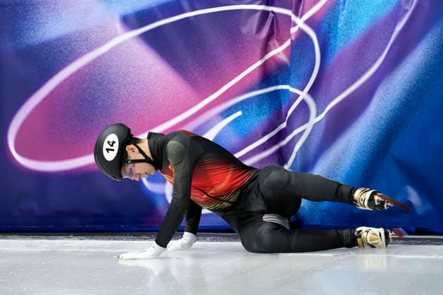 Shaoang Liu, 14, of China crashes during the Men s Short Track Speed skating, Eisschnelllauf 500m Semifinals at the Milano Figure skating, Eiskunstlauf Arena in Milan, Italy on Wednesday, February 18, 2026.  OLY20260218112 RICHARDxELLIS