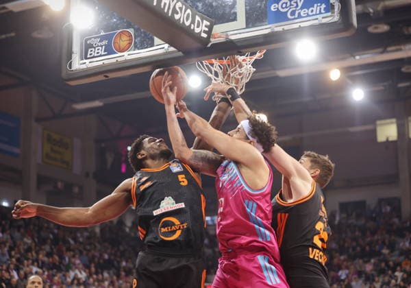 Michael Kessens Telekom Baskets Bonn vs. Rasta Vechta 21. Speiltag - Saison 2025 26