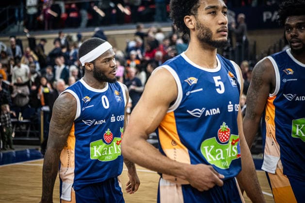Rostock, Deutschland 18. Februar 2026: 1.BBL - 2025 2026 - Rostock Seawolves vs. Bamberg Baskets Im Bild: v.li. TJ Crockett Jr. (Rostock Seawolves) und D Shawn Schwartz (Rostock Seawolves) unzufrieden auf dem Spielfeld. Copyright: xFotostandx xVoelkerx