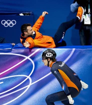 MILAN - National coach Niels Kerstholt and Melle van t Wout during the 500-meter short track Speed skating, Eisschnelllauf semifinals at the Milan Ice Skating Area at the Milan Winter Olympics. ROBIN VAN LONKHUIJSEN ANP xVIxANPxSportx xxANPxIVx 551118352 originalFilename: 551118352.jpg