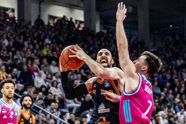 Tommy Kuhse (Rasta Vechta, 12) vs Grayson Murphy (Telekom Baskets Bonn, 07) Telekom Baskets Bonn vs. Rasta Vechta, Basketball, easy Credit BBL, 21. Spieltag, 2025 2026, 18.02.2026 Telekom Baskets Bonn vs. Rasta Vechta, Basketball, easy Credit BBL, 21. Spieltag, 2025 2026, 18.02.2026 Bonn Copyright: xEibner-Pressefoto GerhardxWingenx EP_GWR