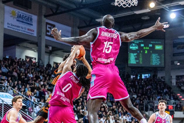 TJ Bamba (Rasta Vechta, 05) versucht sich gegen Jalen Finch (Telekom Baskets Bonn, ) und Kur Jongkuch (Telekom Baskets Bonn, 15) durchzusetzen Telekom Baskets Bonn vs. Rasta Vechta, Basketball, easy Credit BBL, 21. Spieltag, 2025 2026, 18.02.2026 Telekom Baskets Bonn vs. Rasta Vechta, Basketball, easy Credit BBL, 21. Spieltag, 2025 2026, 18.02.2026 Bonn Copyright: xEibner-Pressefoto GerhardxWingenx EP_GWR