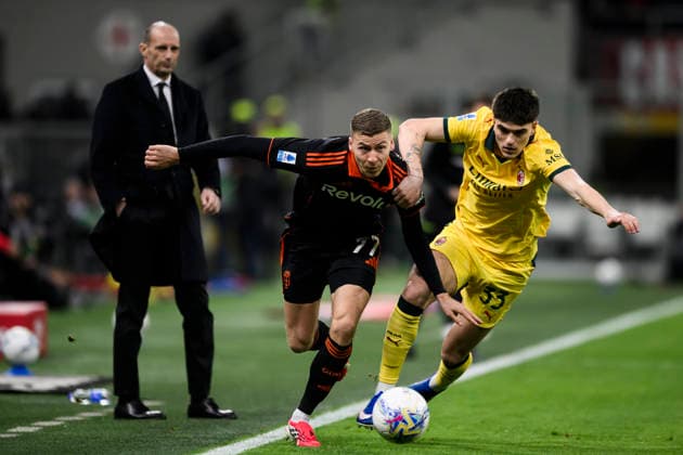 AC Milan v Como 1907 - Serie A Davide Bartesaghi of AC Milan competes for the ball wh Ignace Van Der Brempt of Como 1907 during the Serie A football match between AC Milan and Como 1907. Milan Italy Copyright: xNicolòxCampox