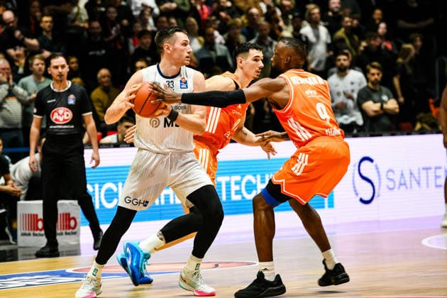 easyCredit Basketball Bundesliga, 21. Spieltag, Niners Chemnitz -MLP Academics Heidelberg 18.02.2026 ab 20.00 Uhr Chemnitz, Chemnitz Arena Im Foto: v.l. Ryan Mikesell(33) MLP John Newman III(9) easyCredit Basketball Bundesliga, 21. Spieltag, Niners Chemnitz -MLP Academics Heidelberg Leipzig Sachsen Deutschland Copyright: xEHLxMedia MichelxKöhlerx 20261802-Niners-Heidelberg_002
