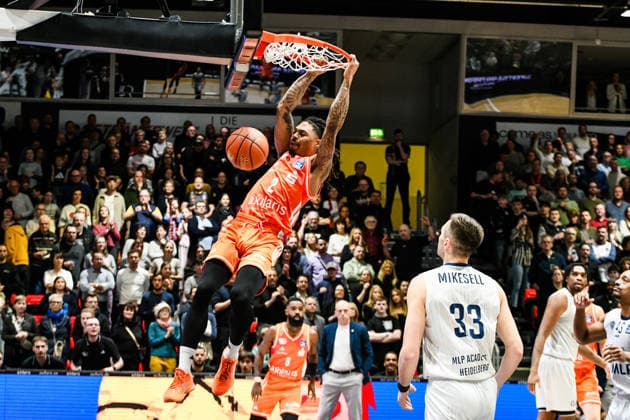 easyCredit Basketball Bundesliga, 21. Spieltag, Niners Chemnitz -MLP Academics Heidelberg 18.02.2026 ab 20.00 Uhr Chemnitz, Chemnitz Arena Im Foto: Nike Sibande(2) im dunking easyCredit Basketball Bundesliga, 21. Spieltag, Niners Chemnitz -MLP Academics Heidelberg Leipzig Sachsen Deutschland Copyright: xEHLxMedia MichelxKöhlerx 20261802-Niners-Heidelberg_004