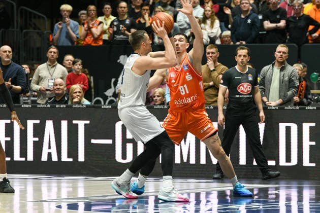 easyCredit Basketball Bundesliga, 21. Spieltag, Niners Chemnitz -MLP Academics Heidelberg 18.02.2026 ab 20.00 Uhr Chemnitz, Chemnitz Arena Im Foto: v.l John Newman III(9), Yordan Minchev(91) easyCredit Basketball Bundesliga, 21. Spieltag, Niners Chemnitz -MLP Academics Heidelberg Leipzig Sachsen Deutschland Copyright: xEHLxMedia MichelxKöhlerx 20261802-Niners-Heidelberg_007