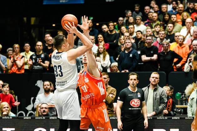 easyCredit Basketball Bundesliga, 21. Spieltag, Niners Chemnitz -MLP Academics Heidelberg 18.02.2026 ab 20.00 Uhr Chemnitz, Chemnitz Arena Im Foto: Ryan Mikesell(33), Yordan Minchev(91) easyCredit Basketball Bundesliga, 21. Spieltag, Niners Chemnitz -MLP Academics Heidelberg Leipzig Sachsen Deutschland Copyright: xEHLxMedia MichelxKöhlerx 20261802-Niners-Heidelberg_008