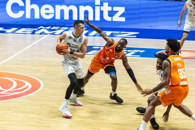GER, easy-Credit Basketball-Bundesliga, Niners Chemnitz - MLP Academics Heidelberg. 18.02.2026, Messe, Chemnitz, GER, easy-Credit Basketball-Bundesliga, Niners Chemnitz - MLP Academics Heidelberg. Ryan Mikesell (MLP Academics Heidelberg 33), John Edward Newman III (Niners Chemnitz, 9) Foto Alexander Trienitz Chemnitz Messe Sachsen Deutschland