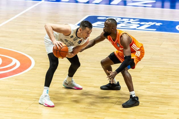 GER, easy-Credit Basketball-Bundesliga, Niners Chemnitz - MLP Academics Heidelberg. 18.02.2026, Messe, Chemnitz, GER, easy-Credit Basketball-Bundesliga, Niners Chemnitz - MLP Academics Heidelberg. Ryan Mikesell (MLP Academics Heidelberg 33), John Edward Newman III (Niners Chemnitz, 9) Foto Alexander Trienitz Chemnitz Messe Sachsen Deutschland