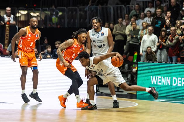 GER, easy-Credit Basketball-Bundesliga, Niners Chemnitz - MLP Academics Heidelberg. 18.02.2026, Messe, Chemnitz, GER, easy-Credit Basketball-Bundesliga, Niners Chemnitz - MLP Academics Heidelberg. Damariae Horne (MLP Academics Heidelberg 0), Nike Sibande (Niners Chemnitz, 2) Foto Alexander Trienitz Chemnitz Messe Sachsen Deutschland