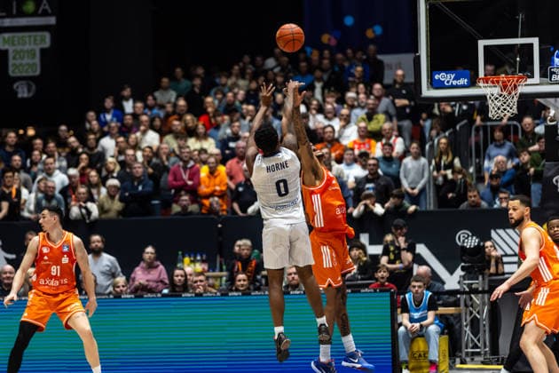 GER, easy-Credit Basketball-Bundesliga, Niners Chemnitz - MLP Academics Heidelberg. 18.02.2026, Messe, Chemnitz, GER, easy-Credit Basketball-Bundesliga, Niners Chemnitz - MLP Academics Heidelberg. Damariae Horne (MLP Academics Heidelberg 0), Jordan Schakel (Niners Chemnitz, 8) Foto Alexander Trienitz Chemnitz Messe Sachsen Deutschland