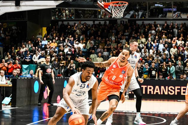 easyCredit Basketball Bundesliga, 21. Spieltag, Niners Chemnitz -MLP Academics Heidelberg 18.02.2026 ab 20.00 Uhr Chemnitz, Chemnitz Arena Im Foto:Eric Reed Jr.(43) Kevin Yebo(0) easyCredit Basketball Bundesliga, 21. Spieltag, Niners Chemnitz -MLP Academics Heidelberg Leipzig Sachsen Deutschland Copyright: xEHLxMedia MichelxKöhlerx 20261802-Niners-Heidelberg_034