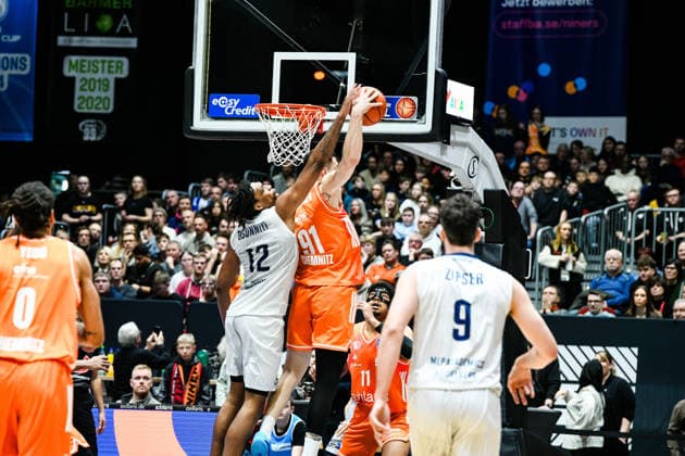 easyCredit Basketball Bundesliga, 21. Spieltag, Niners Chemnitz -MLP Academics Heidelberg 18.02.2026 ab 20.00 Uhr Chemnitz, Chemnitz Arena Im Foto: Oson Osunniyi(12), Yordan Minchev(91) easyCredit Basketball Bundesliga, 21. Spieltag, Niners Chemnitz -MLP Academics Heidelberg Leipzig Sachsen Deutschland Copyright: xEHLxMedia MichelxKöhlerx 20261802-Niners-Heidelberg_041