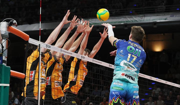 Oleh Plotnytskyi im Angriff, Jake Hanes, Matthew Knigge, Nolan Flexen Zweikampf Spielszene Aktion Volleyball CEV Champions League Herren Saison 2025 2026 18.02.2026 BR Volleys Berlin BRV vs. Sir Sicoma Monini Perugia