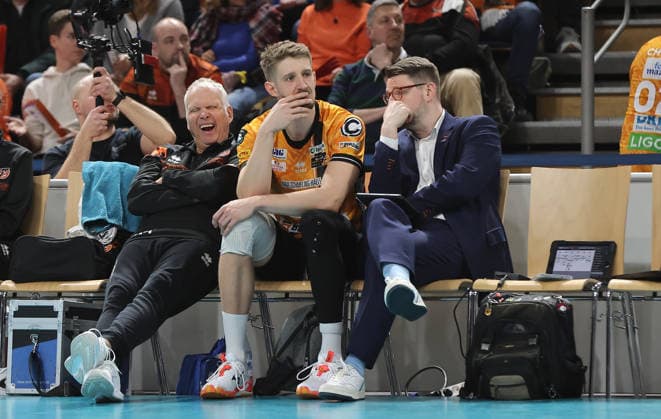 Teamarzt Oliver Miltner, Florian Krage Brewitz, Trainer Alexandre Leal enttäuscht Enttäuschung Volleyball CEV Champions League Herren Saison 2025 2026 18.02.2026 BR Volleys Berlin BRV vs. Sir Sicoma Monini Perugia
