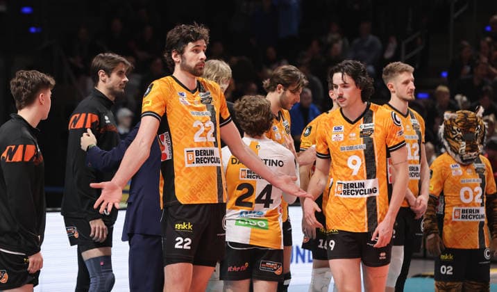 Jake Hanes, Nolan Flexen, BR Volleys Mannschaft enttäuscht nach Spielende Enttäuschung Volleyball CEV Champions League Herren Saison 2025 2026 18.02.2026 BR Volleys Berlin BRV vs. Sir Sicoma Monini Perugia
