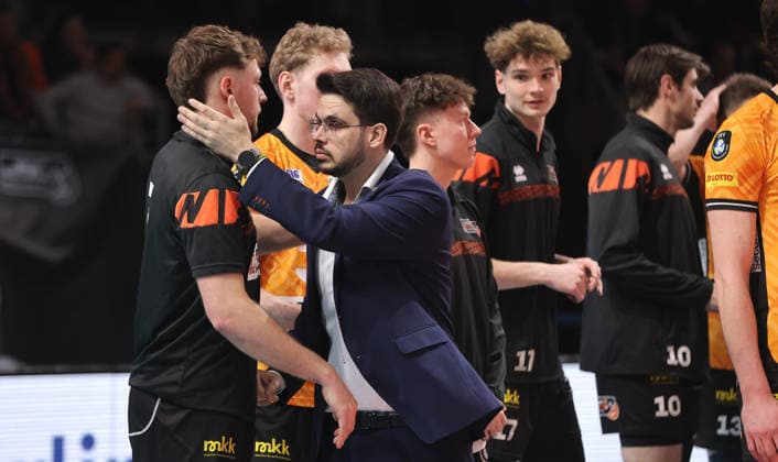 Trainer Alexandre Leal töstet Spieler, BR Volleys Mannschaft enttäuscht nach Spielende Enttäuschung Volleyball CEV Champions League Herren Saison 2025 2026 18.02.2026 BR Volleys Berlin BRV vs. Sir Sicoma Monini Perugia