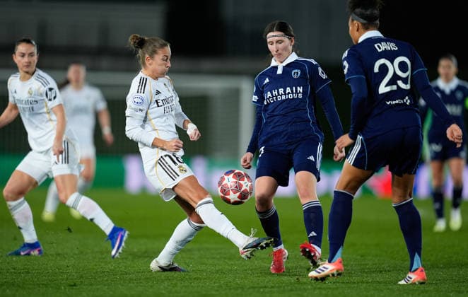 February 18, 2026, Valdebebas, Madrid, Spain: Ingrid Filippa Angeldahl of Real Madrid and Kaja Korosec of Paris FC compete for the ball during the UEFA Women s Champions League 2025 26 KO play-offs Second Leg match between Real Madrid C.F. and Paris FC at Alfredo Di Stefano on February 18, 2026 in Madrid, Spain. Real Madrid C.F. V Paris FC - UEFA Women s Champions League 2025 26 KO Play-Offs Second Leg  - ZUMAa181 20260218_zaa_a181_076 Copyright: xDennisxAgyemanx