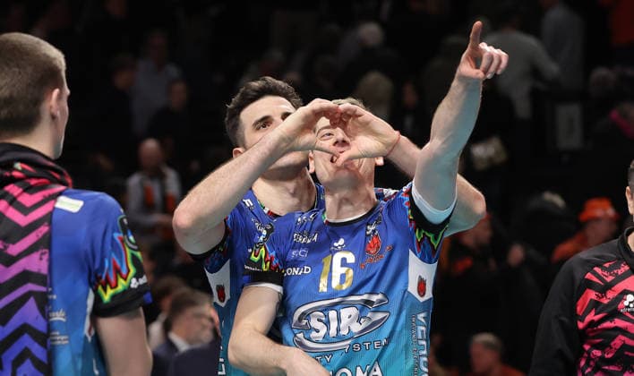 Wassim Ben Tara, Kamil Semeniuk, Mannschaft Perugia jubelt nach Spielende Freude Emotion Jubel Volleyball CEV Champions League Herren Saison 2025 2026 18.02.2026 BR Volleys Berlin BRV vs. Sir Sicoma Monini Perugia